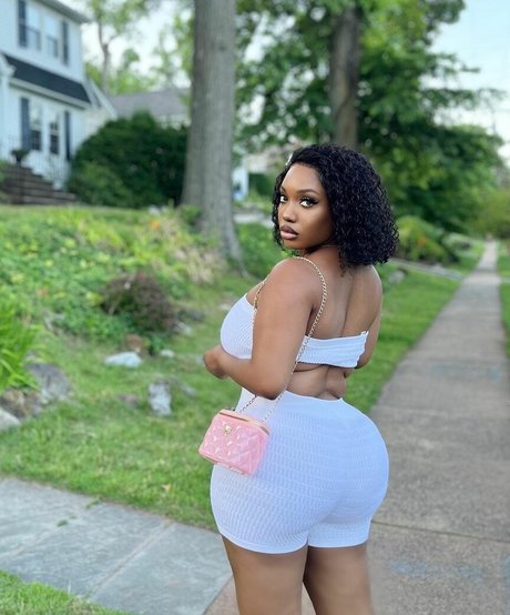 Naakte gelekte OnlyFans-foto van Chawanda Love