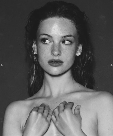Naakte gelekte OnlyFans-foto van Camille Yolaine