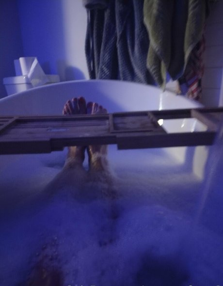 Naakte gelekte OnlyFans-foto van Mommyfeetx2
