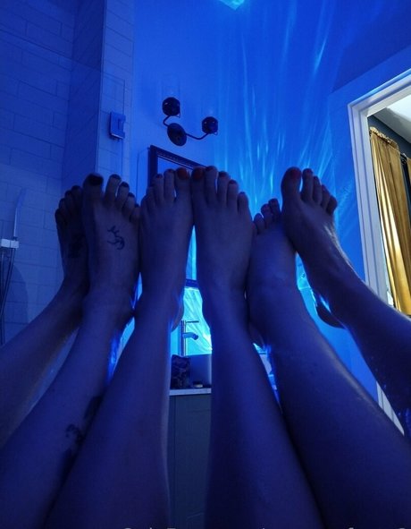 Naakte gelekte OnlyFans-foto van Mommyfeetx2