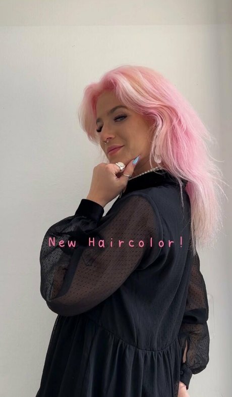 Naakte gelekte OnlyFans-foto van Pinkarosalina