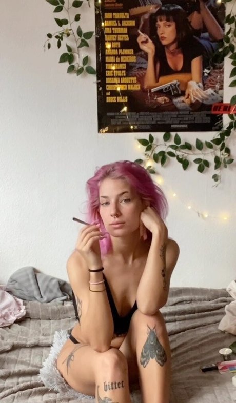Naakte gelekte OnlyFans-foto van Pinkarosalina