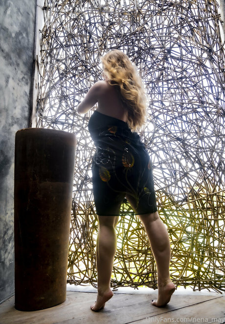 Naakte gelekte OnlyFans-foto van Nena May