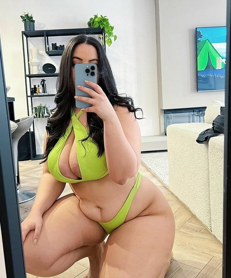 Naakte gelekte OnlyFans-foto van Zina Hadid