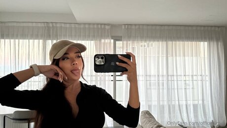 Naakte gelekte OnlyFans-foto van Official Mia