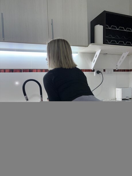Naakte gelekte OnlyFans-foto van Owowifeyaria