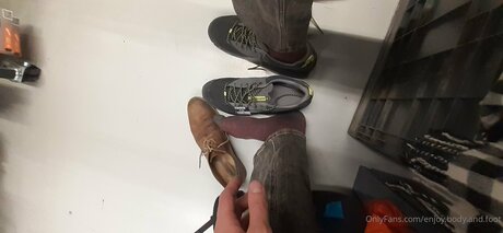 Naakte gelekte OnlyFans-foto van Enjoy Body And Foot