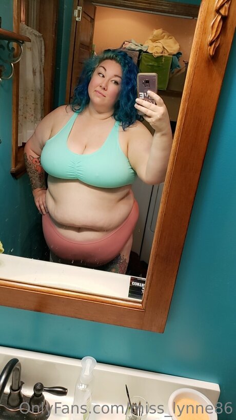 Naakte gelekte OnlyFans-foto van Miss Lynne86