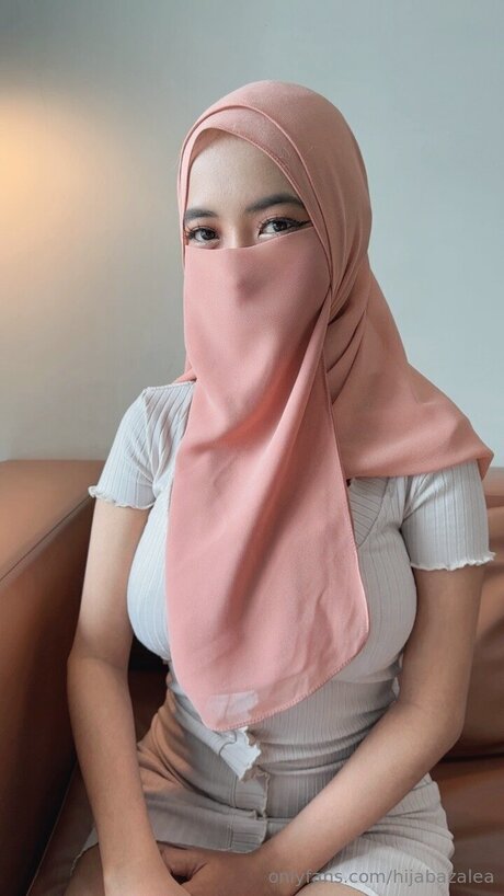 Naakte gelekte OnlyFans-foto van Hijabazalea