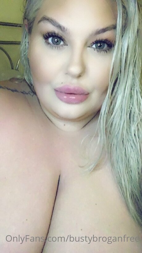Naakte gelekte OnlyFans-foto van Bustybroganfree