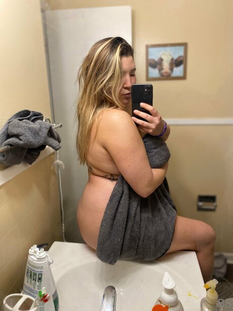 Naakte gelekte OnlyFans-foto van Yogirlb 00