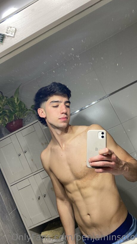 Naakte gelekte OnlyFans-foto van Benjaminsoto
