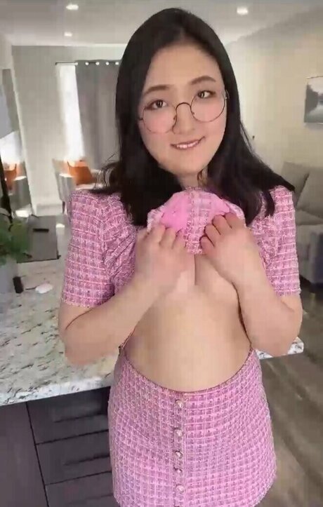 Naakte gelekte OnlyFans-foto van Aroomi Kim