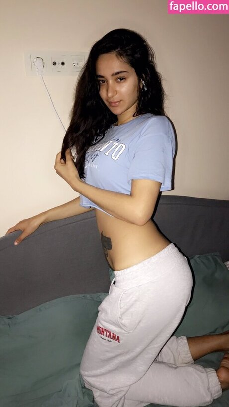 Naakte gelekte OnlyFans-foto van Saya Karim