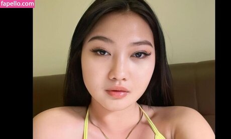 Naakte gelekte OnlyFans-foto van Erika Putri