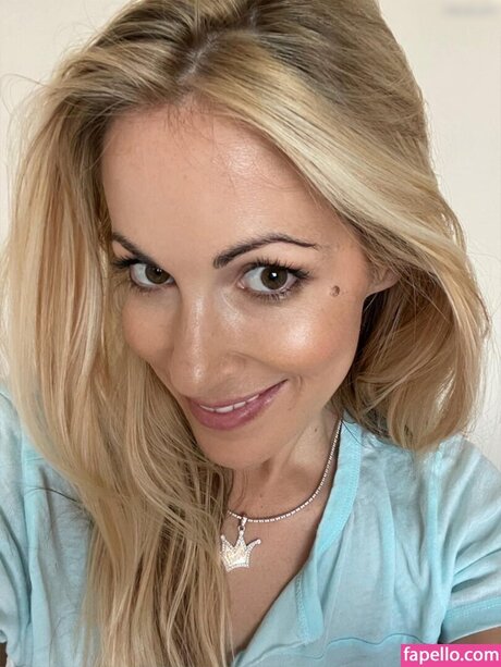 Naakte gelekte OnlyFans-foto van Andrea Kaiser