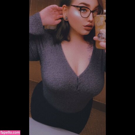 Naakte gelekte OnlyFans-foto van Girl Gooners