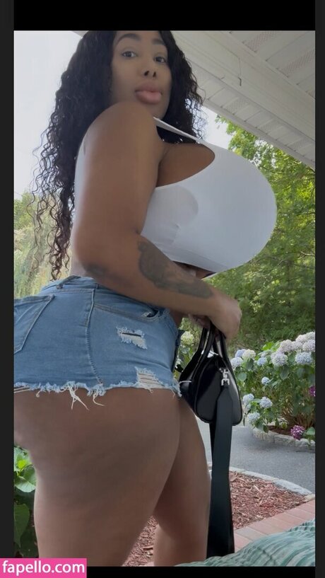 Naakte gelekte OnlyFans-foto van Fatima Belizaire