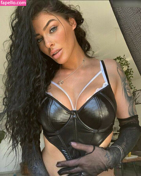 Naakte gelekte OnlyFans-foto van Eleyna Rei