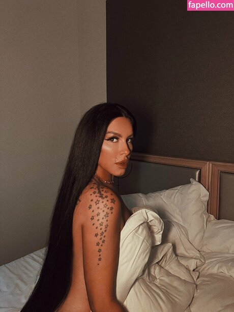 Naakte gelekte OnlyFans-foto van Seka Aleksic