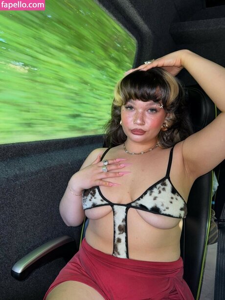 Naakte gelekte OnlyFans-foto van Lola Young