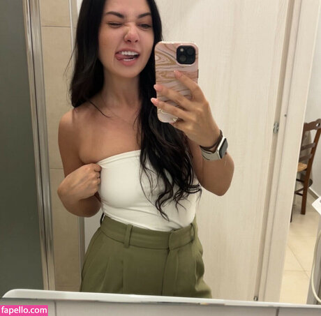 Naakte gelekte OnlyFans-foto van Kait Marie