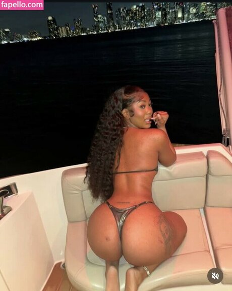 Naakte gelekte OnlyFans-foto van Cairothebiggesst