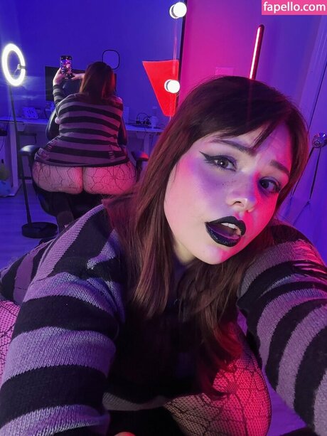 Naakte gelekte OnlyFans-foto van Ember Iska