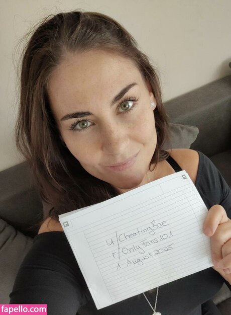 Naakte gelekte OnlyFans-foto van Nina Sita