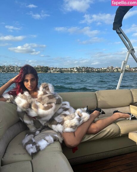 Naakte gelekte OnlyFans-foto van Lara Raj