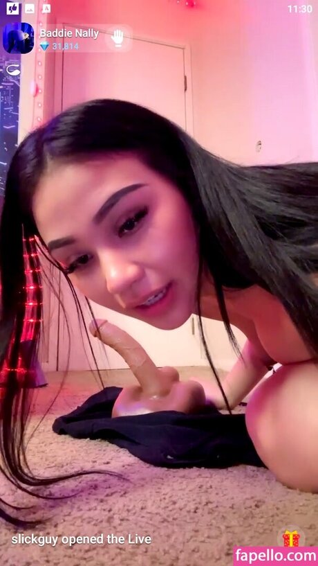 Naakte gelekte OnlyFans-foto van Nallybavy111