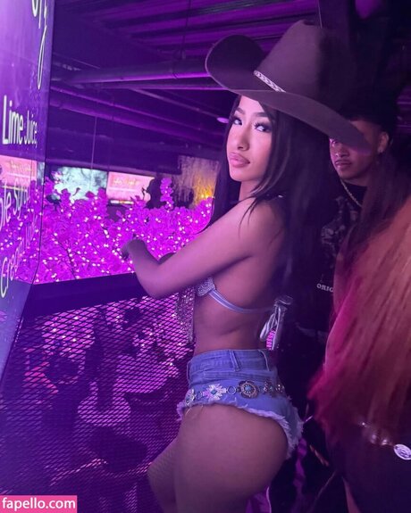 Naakte gelekte OnlyFans-foto van Aya Tanjali