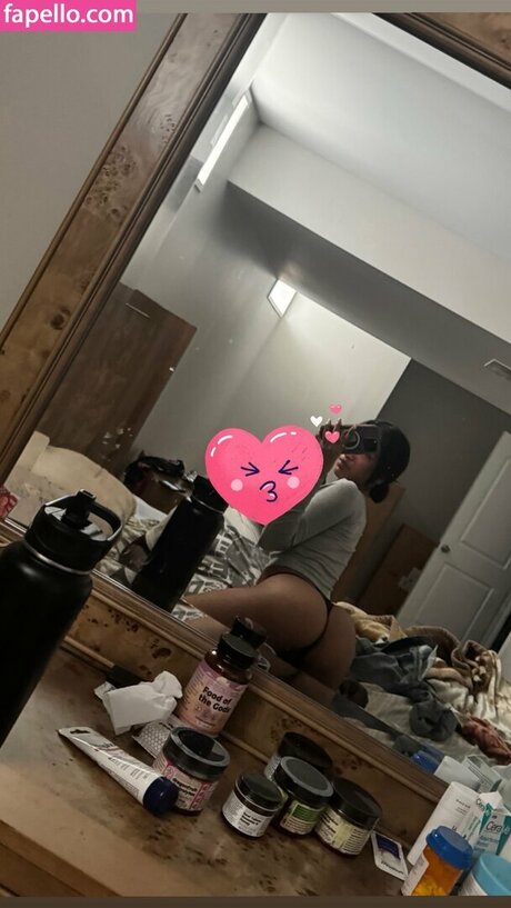 Naakte gelekte OnlyFans-foto van Aya Tanjali