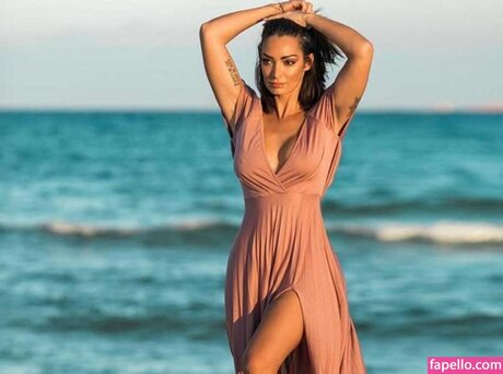 Naakte gelekte OnlyFans-foto van Emilie Nef Naf