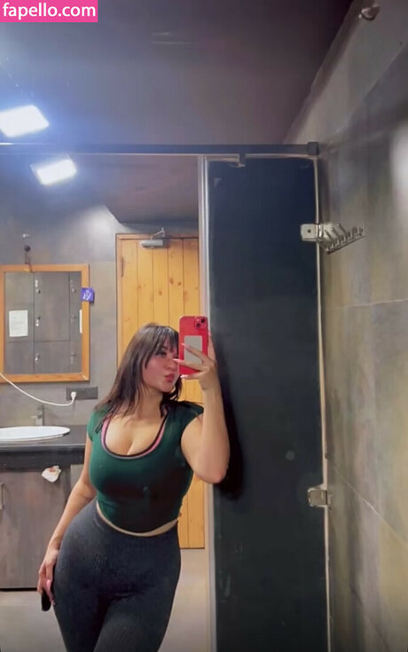 Naakte gelekte OnlyFans-foto van Nishi Tanwar