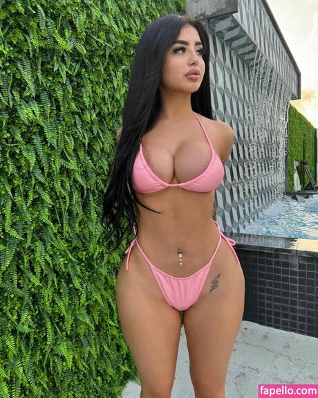 Naakte gelekte OnlyFans-foto van Luna Michel