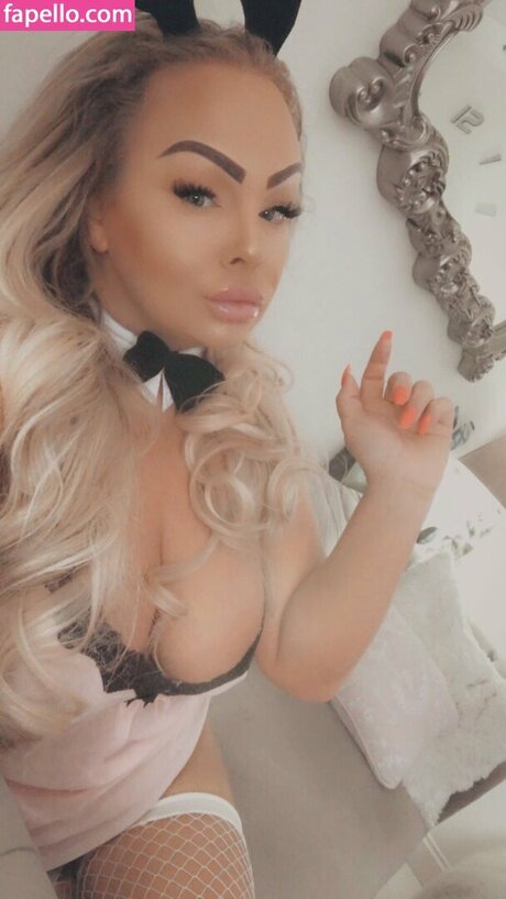 Naakte gelekte OnlyFans-foto van Mercedes Twitter Milf