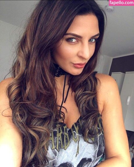 Naakte gelekte OnlyFans-foto van Christina Hammer