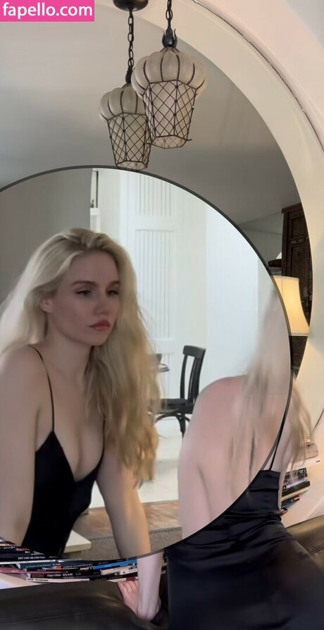 Naakte gelekte OnlyFans-foto van Colette Cherry
