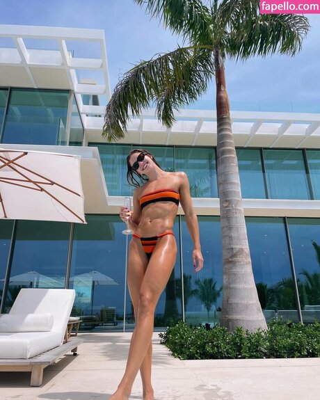 Naakte gelekte OnlyFans-foto van Katie Douglass
