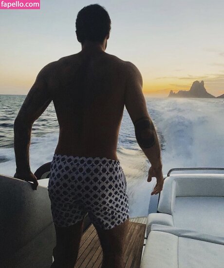Naakte gelekte OnlyFans-foto van Stefano De Martino