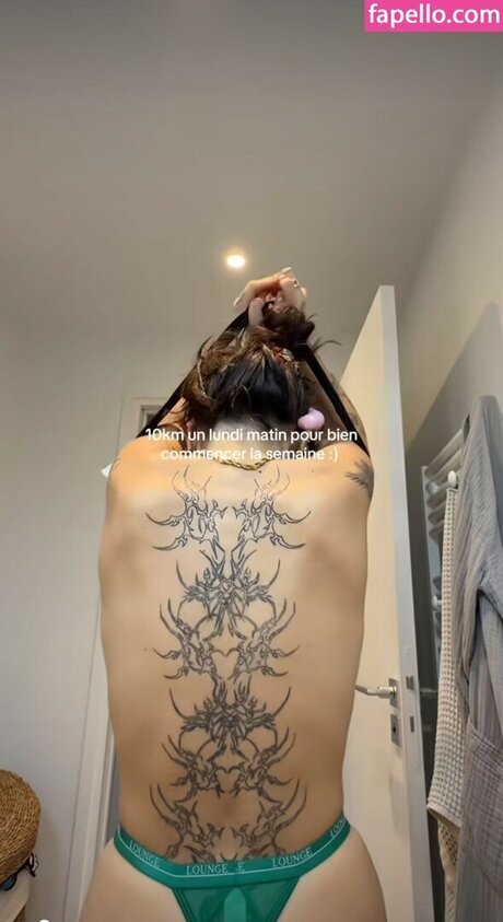 Naakte gelekte OnlyFans-foto van Julie Ferrat