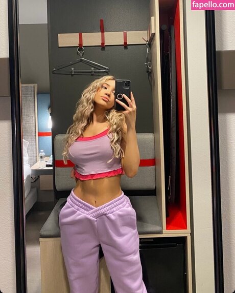 Naakte gelekte OnlyFans-foto van Zayda Steel