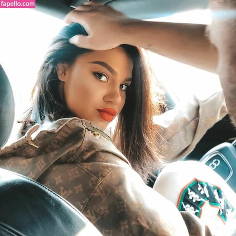 Naakte gelekte OnlyFans-foto van Dhurata Dora