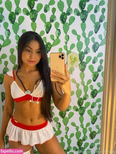 Naakte gelekte OnlyFans-foto van Nicollyrosae