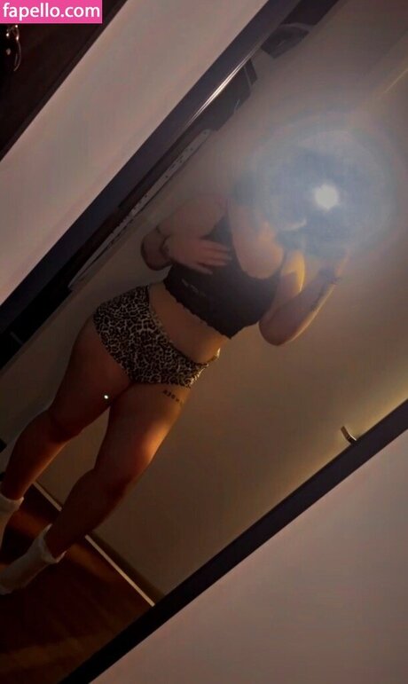 Naakte gelekte OnlyFans-foto van Liaamorgann