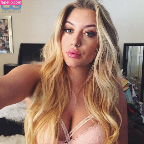 Naakte gelekte OnlyFans-foto van Stassie Karanikolaou