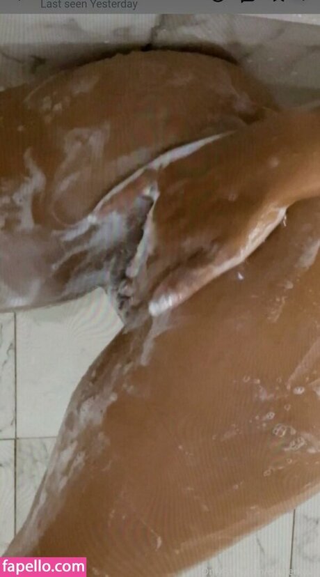 Naakte gelekte OnlyFans-foto van Elajerkovic