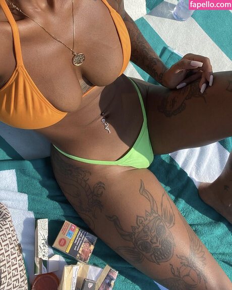 Naakte gelekte OnlyFans-foto van Nura Habib
