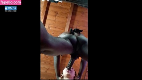 Naakte gelekte OnlyFans-foto van Interracialgoldcouple